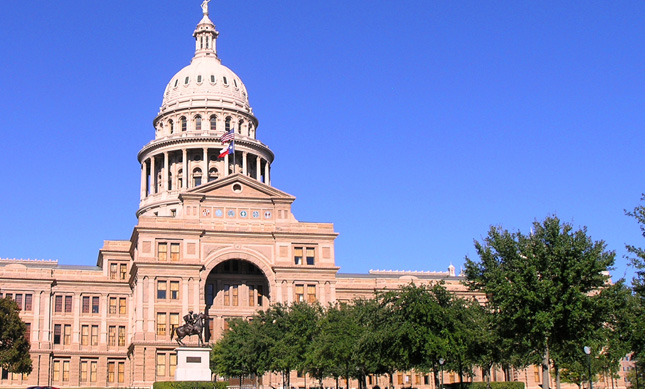 Daytime picture of the Texas state capitol building.
